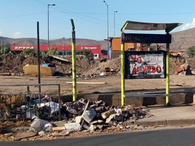 Vecinos de Conchalí y Huechuraba exigen que Seremi de Salud fiscalice basural ilegal instalado en terreno privado cercano a Américo Vespucio