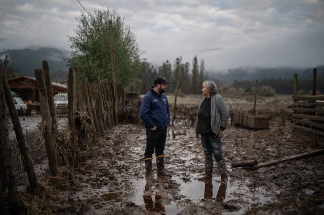 Boric desde Licantén: «Es momento de ponernos las botas, menos Twitter, más apoyo y pies en el barro»