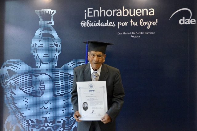 Estudiante más longevo de la BUAP, se gradúa como ingeniero