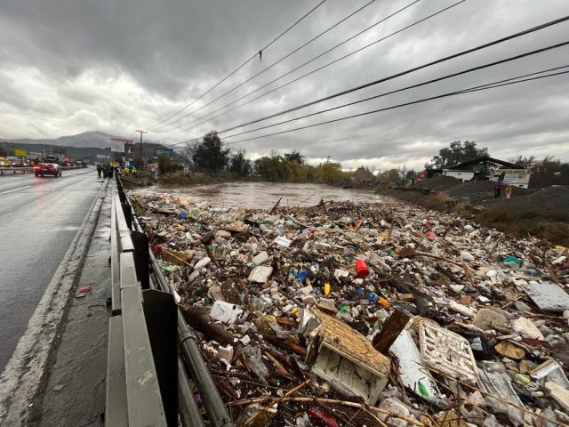 «Vergonzosa imagen»: Orrego denuncia alta contaminación en el río Mapocho