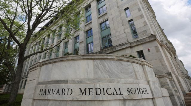 Acusan a exdirector de morgue de Harvard por traficar restos humanos