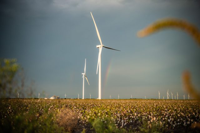 Gobierno de México e Iberdrola firman contrato de venta de 13 centrales