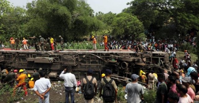 Suman ya 288 muertos por choque de trenes en India