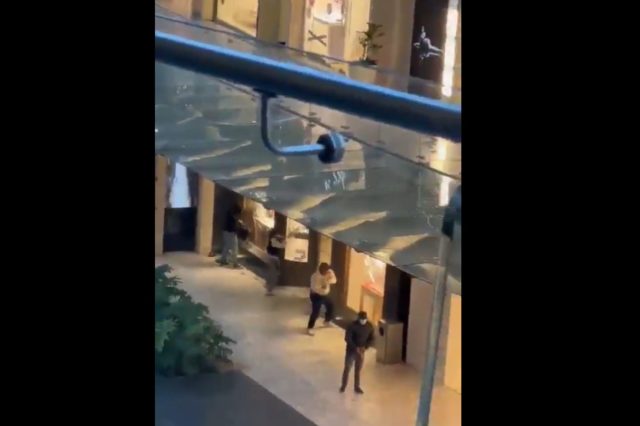 Asaltan con mazos y pistola joyería en centro comercial de CDMX