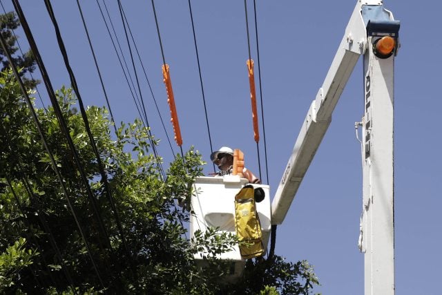 Hay reservas, mexicanos no se quedarán sin luz, asegura AMLO