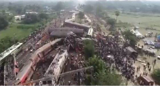 Suman 288 los muertos por el choque de trenes en India