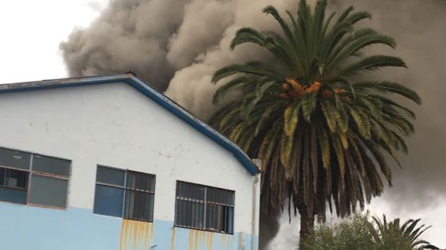 Evacúan colegio y suspenden suministro eléctrico por feroz incendio de vivienda en Quilpué