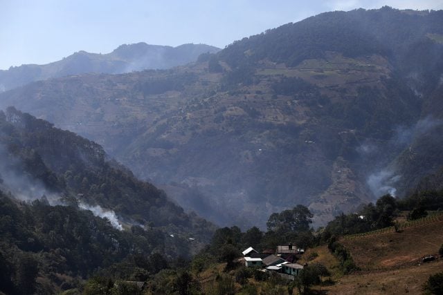 Avanzan trabajos de mitigación de incendio forestal en Zacatlán