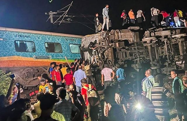 Aumentan a 207 los muertos por tragedia ferroviaria en la India