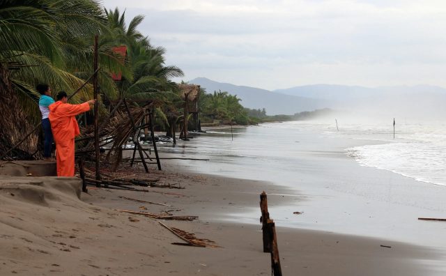 Huracán y tormenta en el Pacífico mojan la mayor parte de México