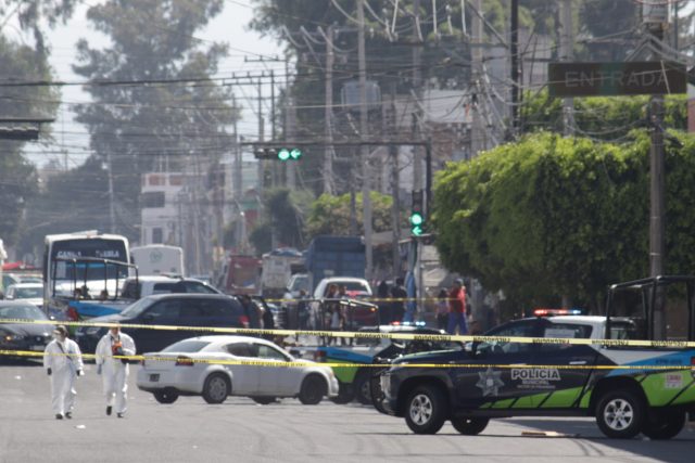 Comerciantes repelen operativo en La Cuchilla, muere una persona