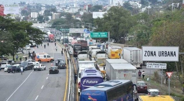 Por segundo día consecutivo, cierran acceso a Chilpancingo