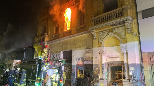 Fuerte incendio afectó a edificio en el centro de Santiago: Cerca de 100 voluntarios combaten el siniestro