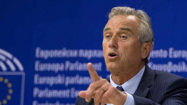 Robert F. Kennedy Jr. plantea su «solución» para fortalecer el dólar y frenar la inflación en EE. UU.