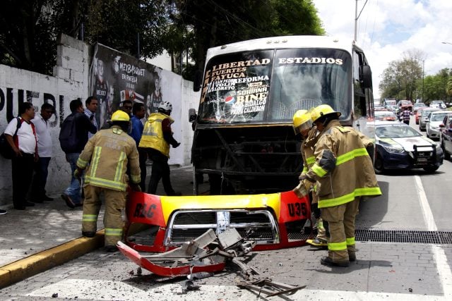 Choque entre microbús y combi deja 20 heridos  en Calzada Zaragoza