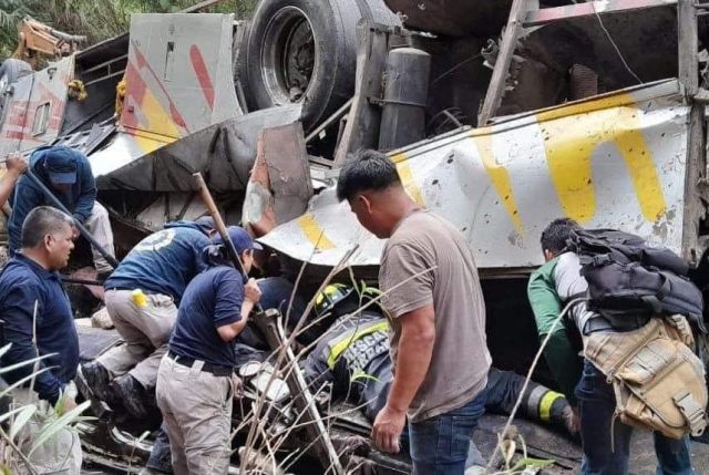 Sube a 29 número de muertos por volcadura en Oaxaca