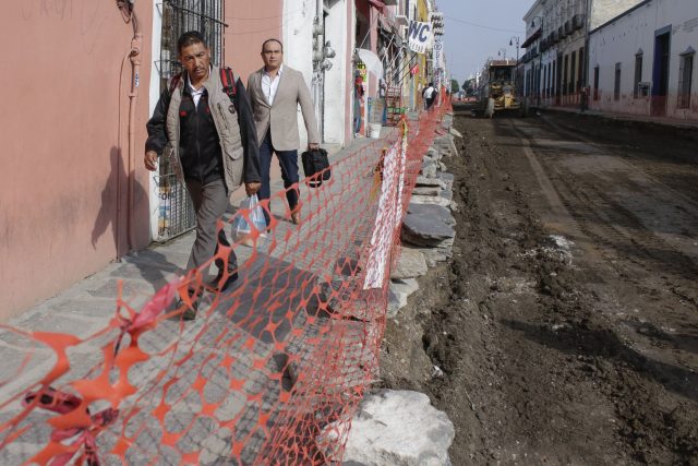 Cumplen 2 meses sin agua por obras en Centro Histórico de Puebla