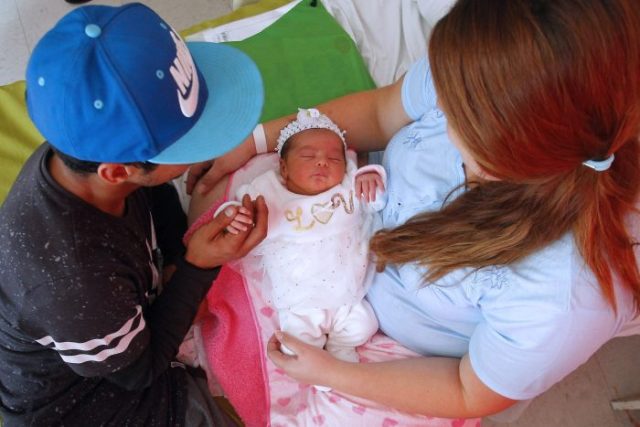 «Yo cuido y estudio»: Proyecto que protege a embarazadas, madres, padres y cuidadoras que estudian avanzó en el Senado