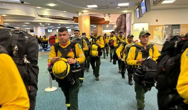 Bomberos mexicanos combaten incendios forestales en Canadá