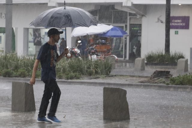 Lluvias fuertes en centro de México, torrenciales en Oaxaca y Guerrero