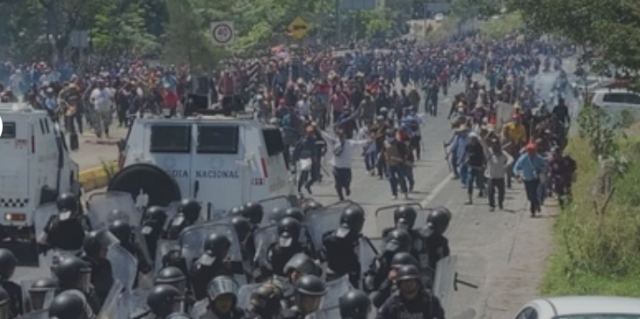 Manifestantes hacen retroceder a policías y GN en Guerrero