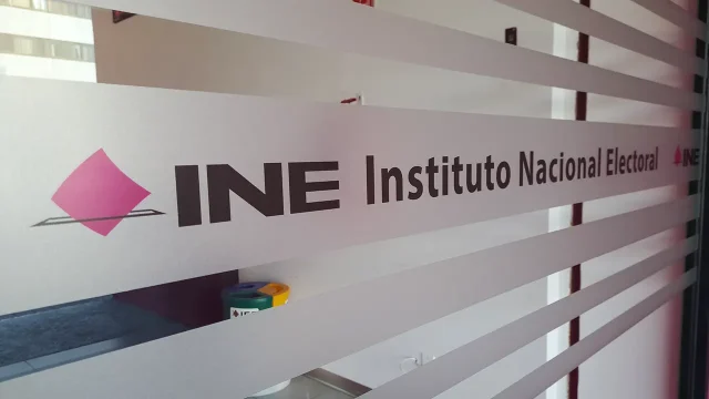 INE ordena retirar mañanera en la que se muestran encuestas favorables a Morena