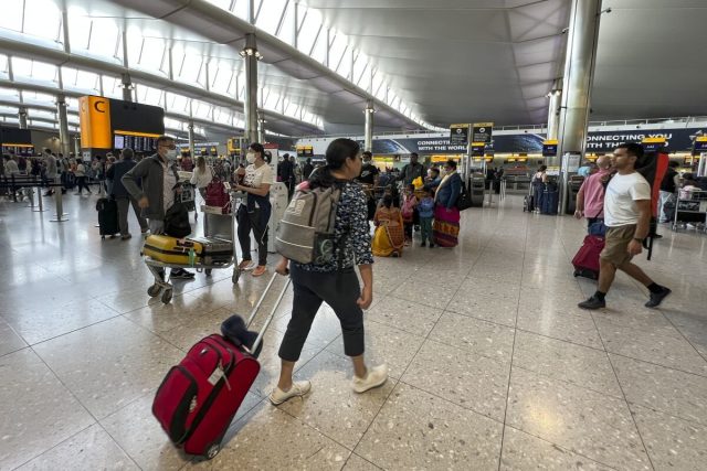 Regresan a Puebla estudiantes que estaban varados en Londres