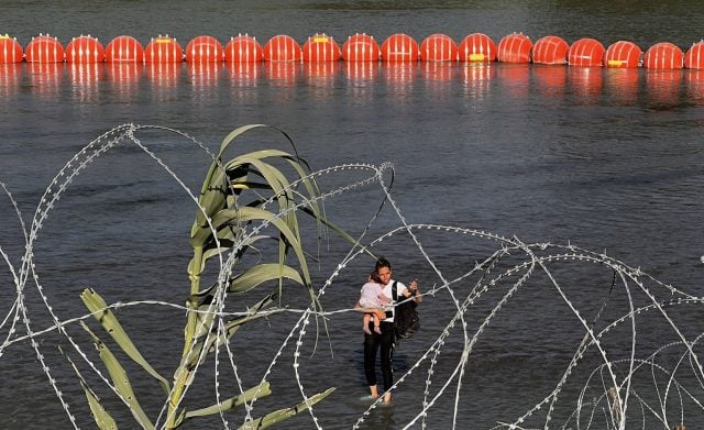 Celebra AMLO que Texas haya replegado su muro flotante del río Bravo