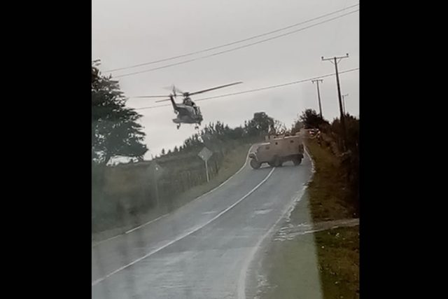 Comunidad mapuche pide explicaciones al Gobierno y la Armada por agresivo operativo militar: Uniformados lanzaron gases verdes a un furgón escolar