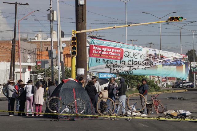 Bloquean carretera Cholula-Huejotzingo en protesta por pozo de agua