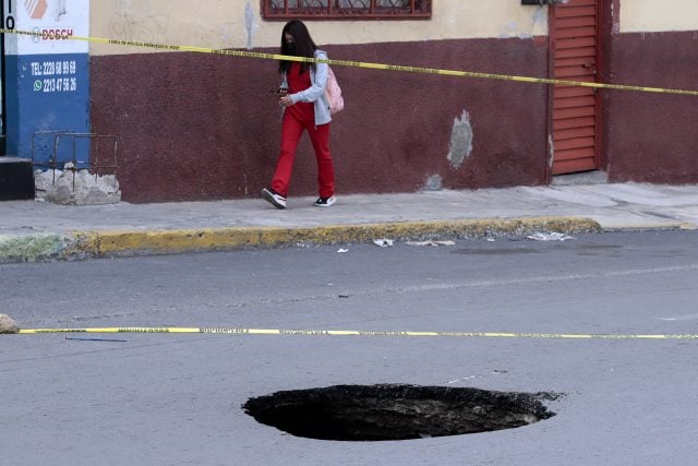 Aparecen cinco socavones más en calles de la capital poblana