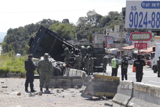 Volcadura de camión militar provoca choques por alcance en la México-Puebla