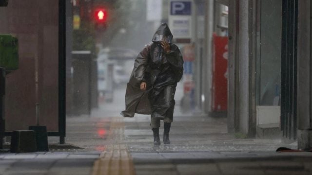 China se prepara para inundaciones y tifón Saola