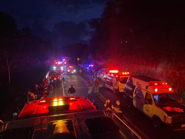 Volcadura de autobús deja 15 muertos y 21 heridos en Nayarit