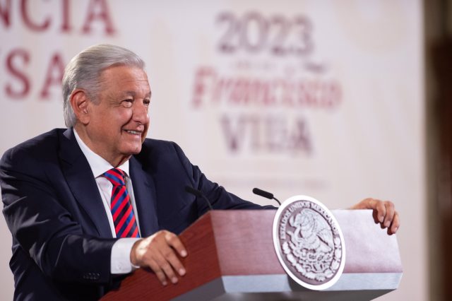 AMLO lamenta que INE reste importancia a voto en el extranjero