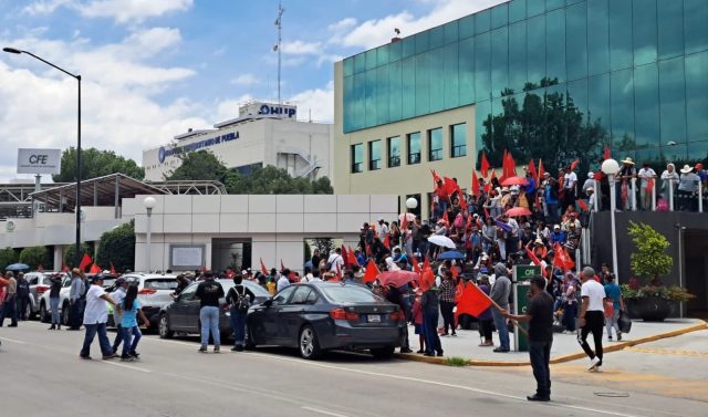 Antorchistas toman calles de Puebla para manifestarse contra CFE