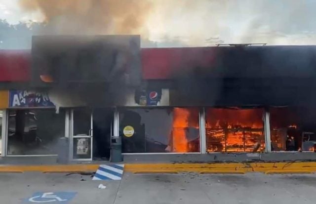 Michoacán registra jornada violenta, incendian comercios