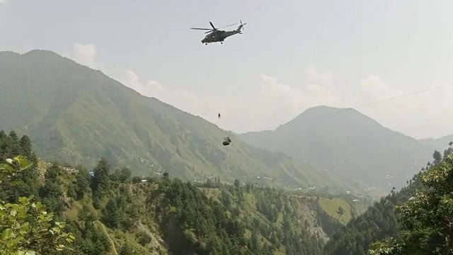 Rescatan a ocho de teleférico en región montañosa de Pakistán