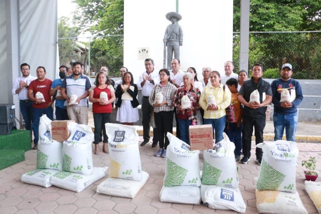 Céspedes entrega apoyos a agricultores en Santa Isabel Cholula