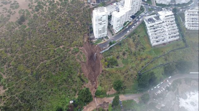 Gobernador Rodrigo Mundaca por socavón en Reñaca: «La pregunta es quiénes dieron los permisos municipales para que se construyera el edificio»