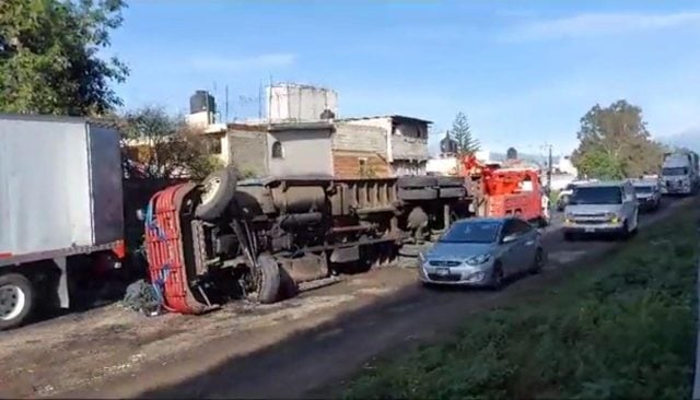 Vuelca camión de aguacates y provoca tráfico en la México-Puebla