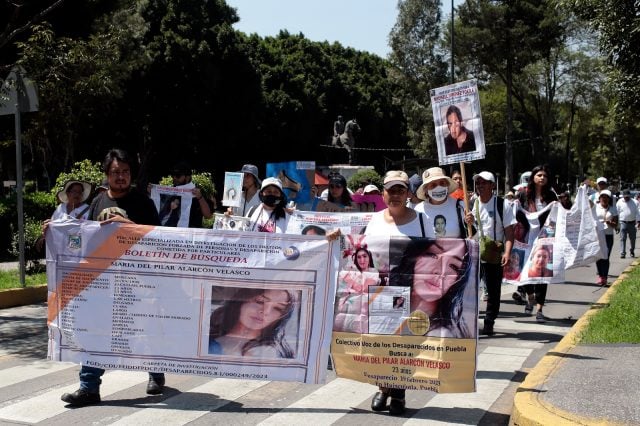 Marchan familiares de desaparecidos en Puebla para exigir búsqueda 