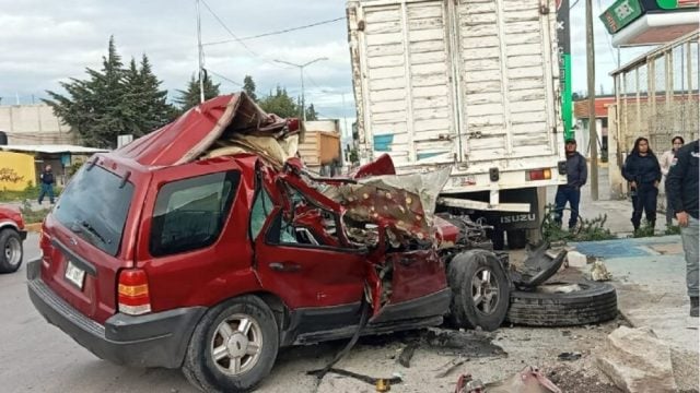 Muere hombre al chocar contra camión de carga en la Puebla-Tehuacán