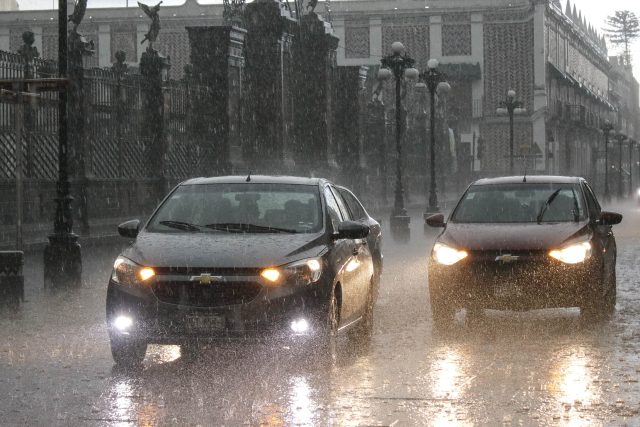 Fuertes lluvias ocasionan inundaciones en la ciudad de Puebla