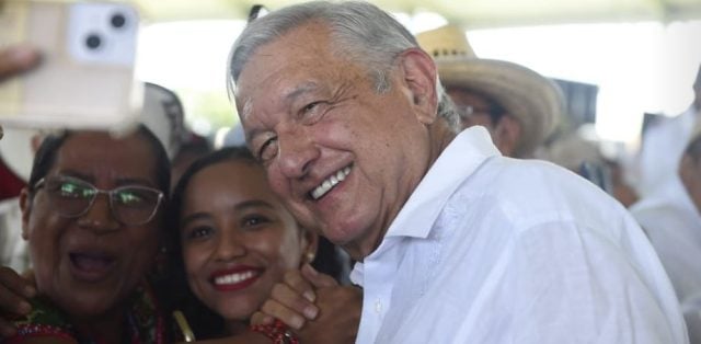 AMLO aconseja a los aspirantes no rendirse si no ganan en la encuesta