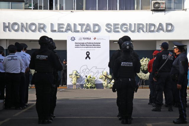 Autoridades estatales encabezan homenaje a policía caído en Xoxtla