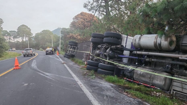 Volcadura de tráiler deja un muerto en la carretera El Seco-Azumbilla