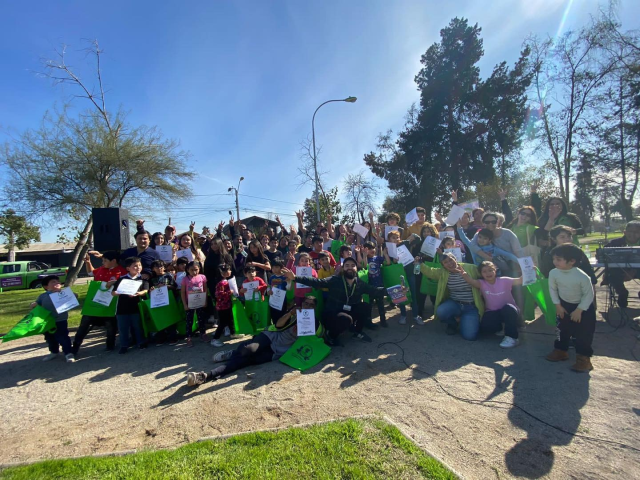 Vecinos de El Bosque plantan árboles nativos en Plaza Sol del Pacífico: Una acción comunitaria para mejorar su entorno