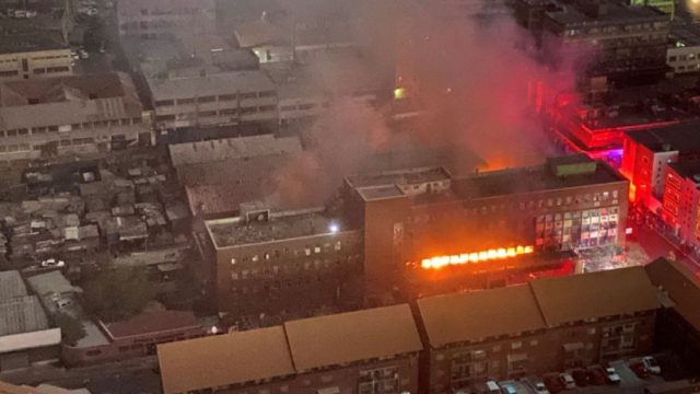 Incendio de edificio en Johannesburgo deja 73 indigentes muertos