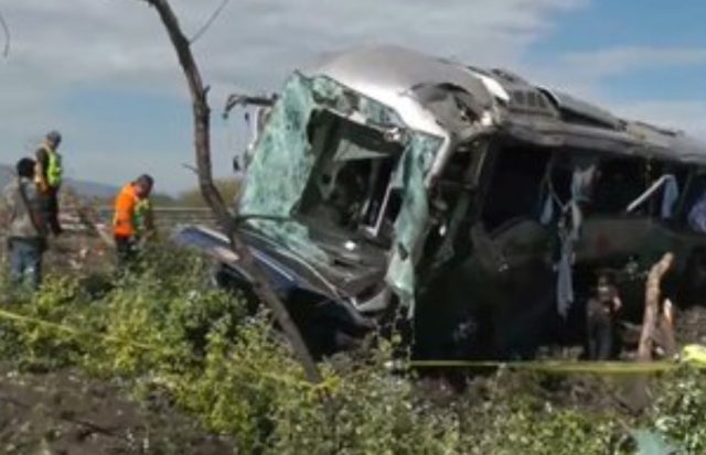 Confirman 7 muertos y 13 heridos por volcadura en la México-Querétaro